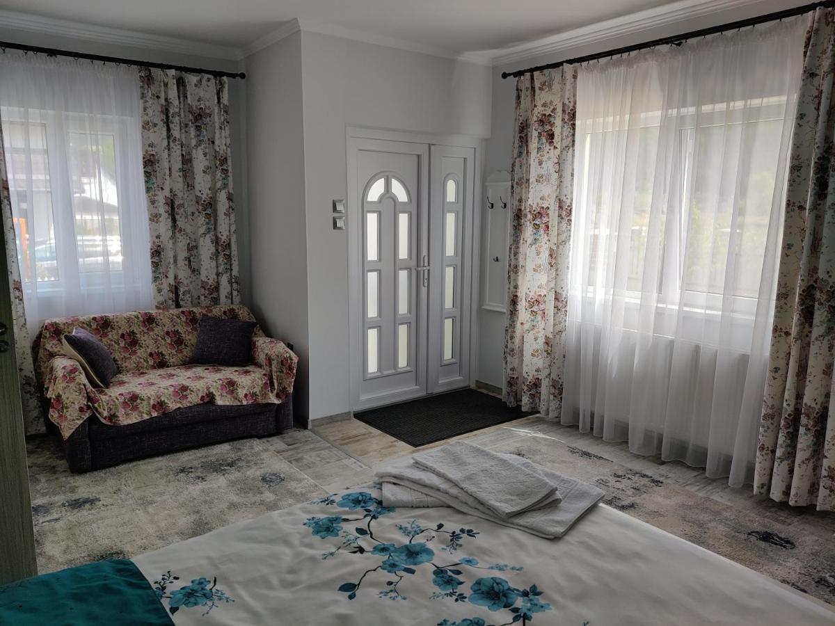 Vizuina Lupului Hotell Gura Humorului Eksteriør bilde